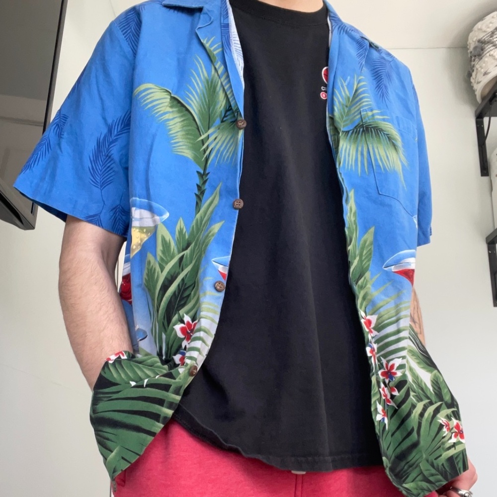 hawaiian/vacation shirt